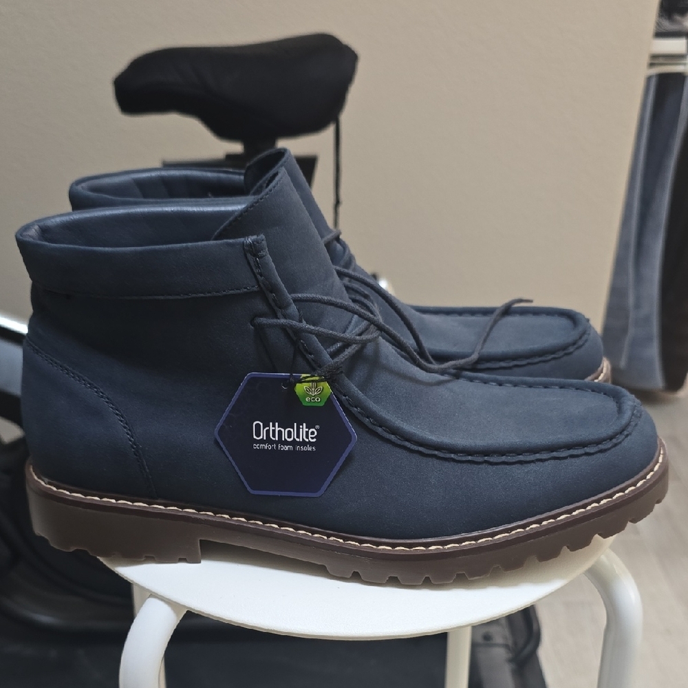 Blue Chukka Boots with Minimalist Design and Contrast Soles